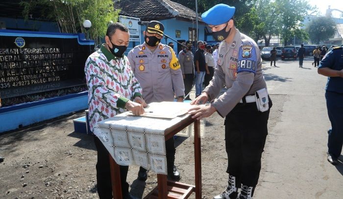 Kampanyekan Jatim Bermasker, Polres Probolinggo Kota Bagikan Masker di Pelabuhan Kampanyekan Jatim Bermasker, Polres Probolinggo Kota Bagikan Masker di Pelabuhan