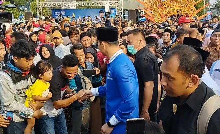 Gunakan Sarung Batik dan Kopiah Hitam, AHY Sebut Masyarakat Kabupaten Pamekasan Pemberani Gunakan Sarung Batik dan Kopiah Hitam, AHY Sebut Masyarakat Kabupaten Pamekasan Pemberani