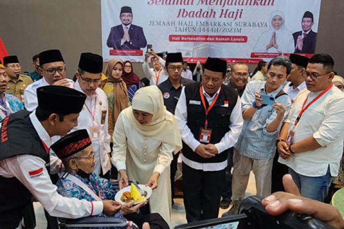 Peringati HLUN 2023 , Gubernur Khofifah Beri Kejutan Spesial Jemaah Haji Lansia Embarkasi Surabaya