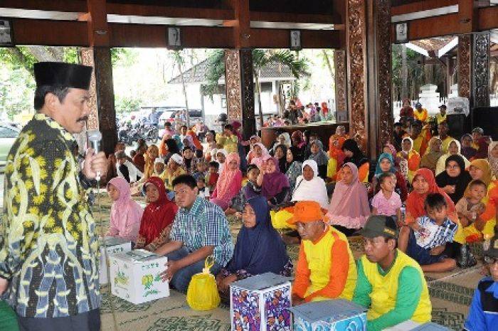 Pemkab Gresik Beri Bingkisan 591 Paskun dan Dhuafa Pemkab Gresik Beri Bingkisan 591 Paskun dan Dhuafa