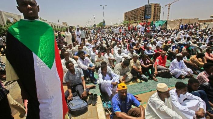 Puasa dalam Suhu 45 Derajat, Rakyat Sudan Tetap Demo Tuntut Perubahan Kekuasaan ke Sipil Puasa dalam Suhu 45 Derajat, Rakyat Sudan Tetap Demo Tuntut Perubahan Kekuasaan ke Sipil