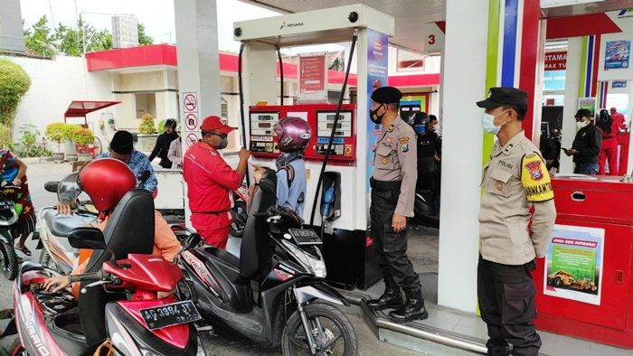 Pascakenaikan BBM, Aparat Kepolisian Pantau Sejumlah SPBU di Kota Kediri Pascakenaikan BBM, Aparat Kepolisian Pantau Sejumlah SPBU di Kota Kediri