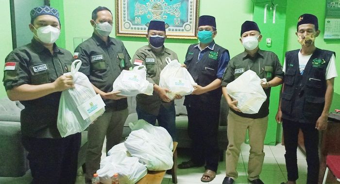 IWNU Gresik Serahkan 400 Paket Kebutuhan Pokok ke LAZISNU Untuk Warga Terdampak Covid-19 IWNU Gresik Serahkan 400 Paket Kebutuhan Pokok ke LAZISNU Untuk Warga Terdampak Covid-19