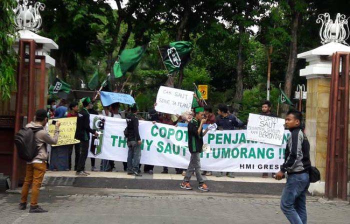 HMI Gresik Demo DPRD, Desak Saut Situmorang Mundur HMI Gresik Demo DPRD, Desak Saut Situmorang Mundur