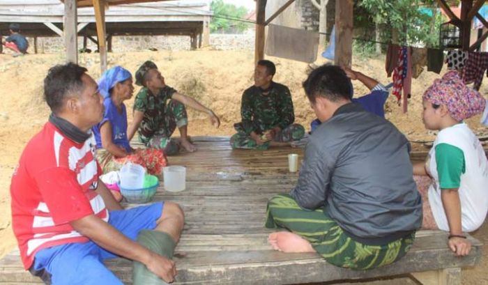 Satgas TMMD ke-105 Kodim Sampang Hilangkan Lelah dengan Bercanda Satgas TMMD ke-105 Kodim Sampang Hilangkan Lelah dengan Bercanda