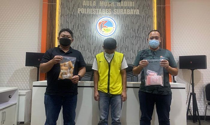 Diduga Sebagai Kurir, Satresnarkoba Polrestabes Surabaya Tangkap Warga Sukolilo Diduga Sebagai Kurir, Satresnarkoba Polrestabes Surabaya Tangkap Warga Sukolilo