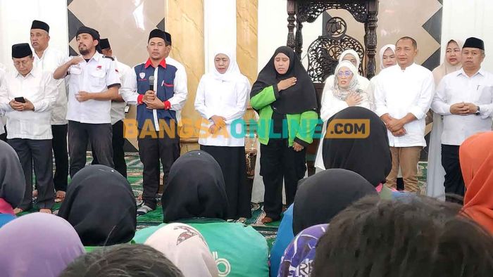 Gubernur Khofifah dan Ratusan Ojol Gelar Tahlil Kubro untuk Affan Kurniawan di Surabaya Gubernur Khofifah dan Ratusan Ojol Gelar Tahlil Kubro untuk Affan Kurniawan di Surabaya