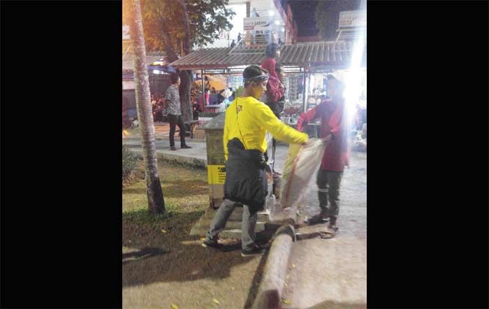 Prihatin Sampah Berserakan Usai Perayaan Agustusan, Relawan WCD Gelar Bersih-bersih Prihatin Sampah Berserakan Usai Perayaan Agustusan, Relawan WCD Gelar Bersih-bersih