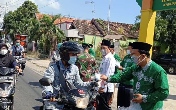 Imbau Warga Tetap Patuhi Prokes, KUA dan Penyuluh Agama Paciran Bagi Masker dan Vitamin Imbau Warga Tetap Patuhi Prokes, KUA dan Penyuluh Agama Paciran Bagi Masker dan Vitamin