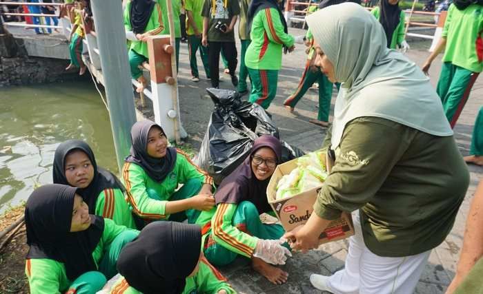 Peduli Lingkungan, Caleg Asal Taman Sidoarjo Ajak Siswa Bersih-Bersih Sungai Peduli Lingkungan, Caleg Asal Taman Sidoarjo Ajak Siswa Bersih-Bersih Sungai