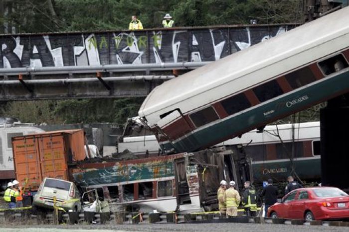 Terlalu Kencang, Kereta Api di Washington Nyungsep, 6 Tewas Terlalu Kencang, Kereta Api di Washington Nyungsep, 6 Tewas