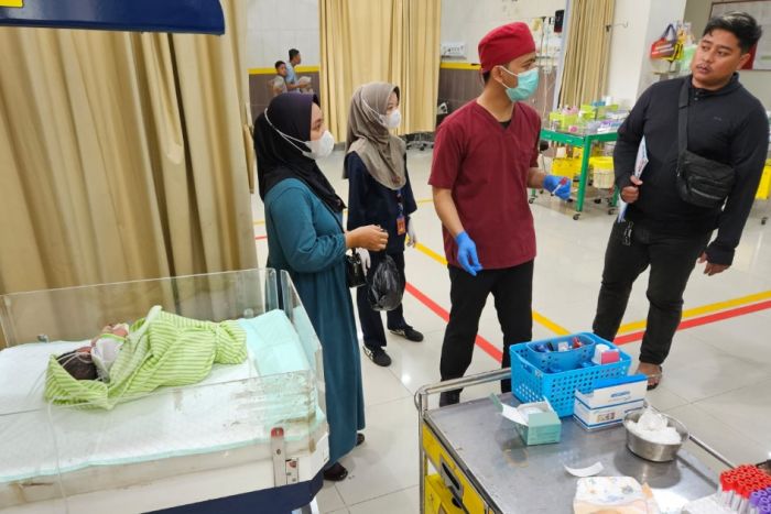 Bayi Perempuan Bertali Pusar Ditemukan Menangis di Pinggir Sawah Kediri