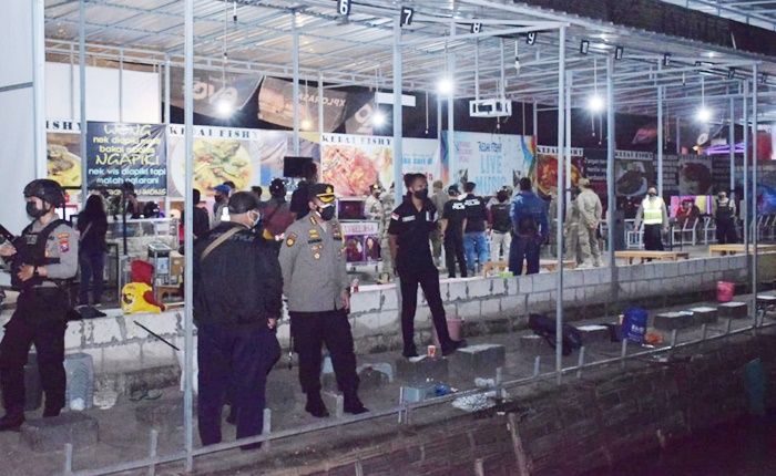 Sisir Perkampungan, Petugas Gabungan di Sidoarjo Amankan 18 Pelanggar PPKM Darurat Sisir Perkampungan, Petugas Gabungan di Sidoarjo Amankan 18 Pelanggar PPKM Darurat