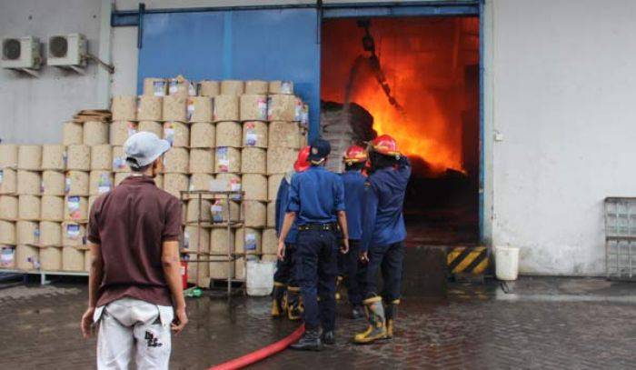 Pabrik Minuman di Gedangan Sidoarjo Terbakar Pabrik Minuman di Gedangan Sidoarjo Terbakar