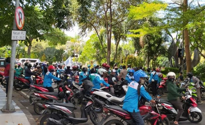 Tolak RUU Omnibus Law, Gabungan Mahasiswa-Buruh Demo di Kantor Gubernur Jatim 