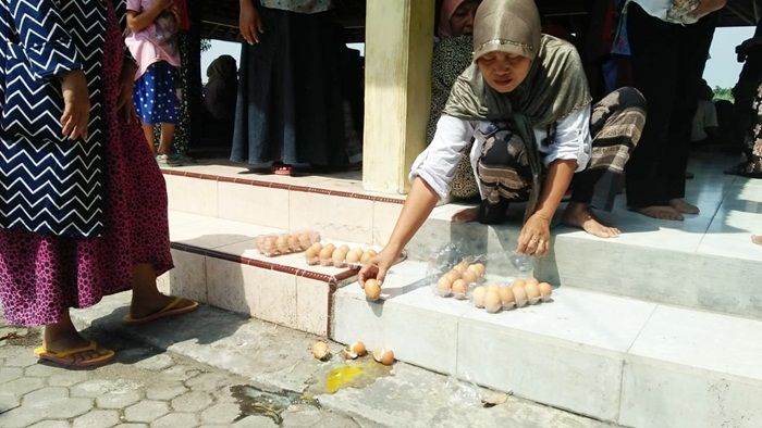 Ratusan Warga Jombang Terima Telur Busuk dalam Paket BPNT​