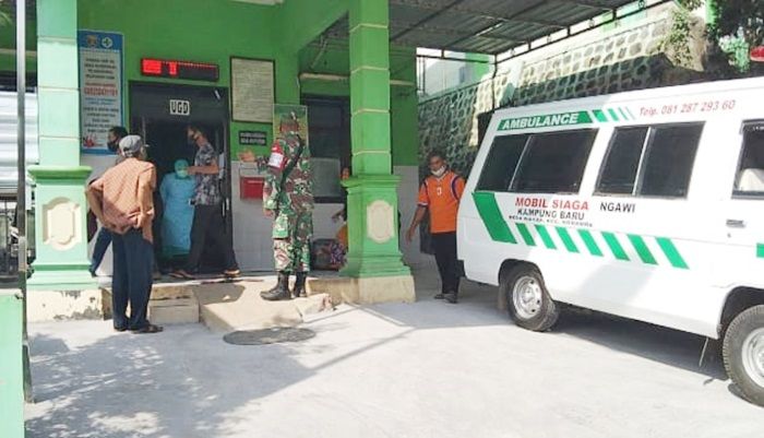 Tak Kenal Hari Libur, Babinsa di Ngawi Terus Bantu Satgas Covid-19 Pindahkan Warga Isoman ke Isoter Tak Kenal Hari Libur, Babinsa di Ngawi Terus Bantu Satgas Covid-19 Pindahkan Warga Isoman ke Isoter