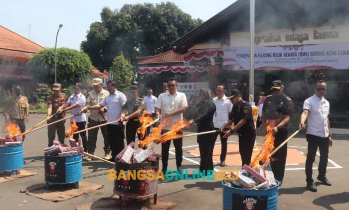 Bupati Ikfina dan Pj Ali Kuncoro Hadiri Pemusnahan Rokok Ilegal dan Miras Senilai 14,5M Bupati Ikfina dan Pj Ali Kuncoro Hadiri Pemusnahan Rokok Ilegal dan Miras Senilai 14,5M