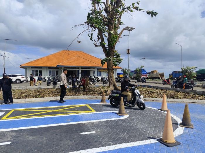 Polres Gresik Uji Coba Satpas Layanan SIM di Pulau Bawean Polres Gresik Uji Coba Satpas Layanan SIM di Pulau Bawean