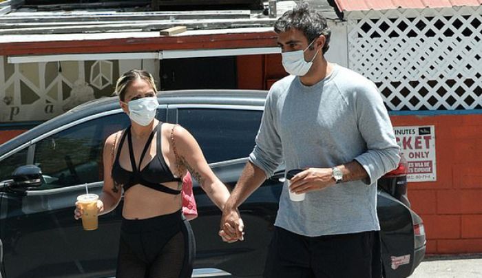 Lady Gaga Pacaran Pakai Masker, Bagaimana Jika Ingin Ciuman? Lady Gaga Pacaran Pakai Masker, Bagaimana Jika Ingin Ciuman?