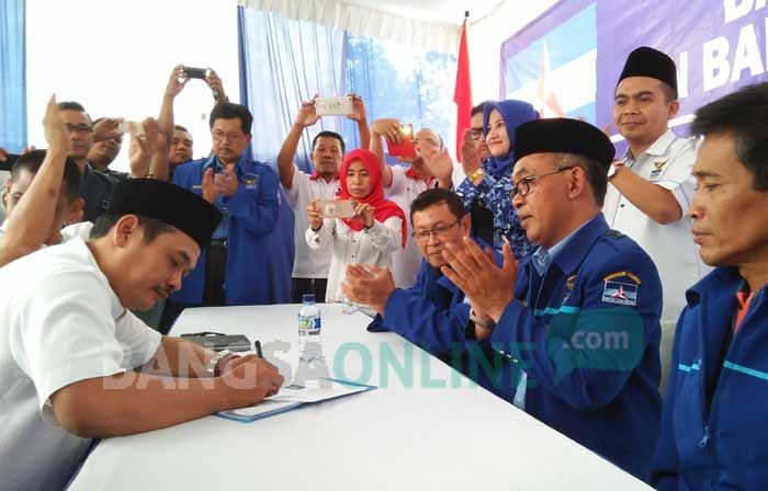 Sumrambah Resmi Terdaftar Bacalon Pilkada Jombang di Demokrat, Usung Jargon Ijo-Abang Sumrambah Resmi Terdaftar Bacalon Pilkada Jombang di Demokrat, Usung Jargon Ijo-Abang