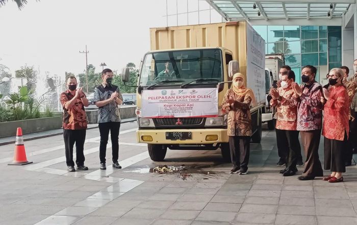 Khofifah Lepas Ekspor Senilai USD1,46 Juta ke 4 Negara: Pemprov Jatim Komitmen Fasilitasi Eksportir Khofifah Lepas Ekspor Senilai USD1,46 Juta ke 4 Negara: Pemprov Jatim Komitmen Fasilitasi Eksportir