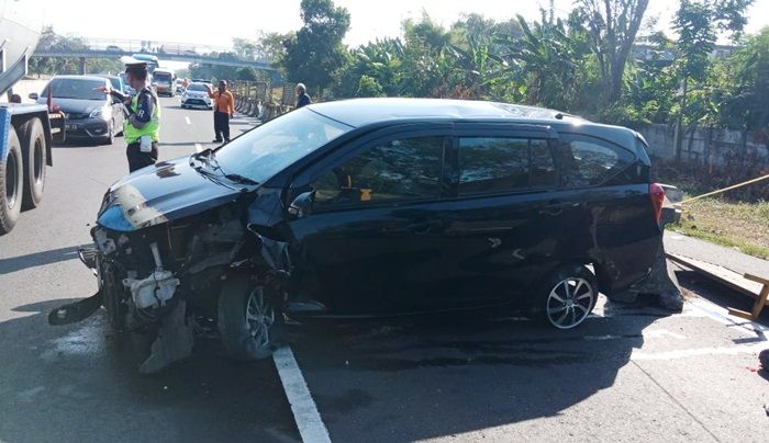 Laka Tunggal Terjadi di KM 22.600 Tol Sidoarjo Laka Tunggal Terjadi di KM 22.600 Tol Sidoarjo