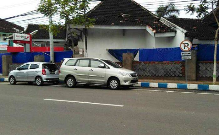 Marak Kendaraan Parkir di KTL Jalan A. Yani, Dishubkominfo segera Koordinasi dengan RSD Marak Kendaraan Parkir di KTL Jalan A. Yani, Dishubkominfo segera Koordinasi dengan RSD