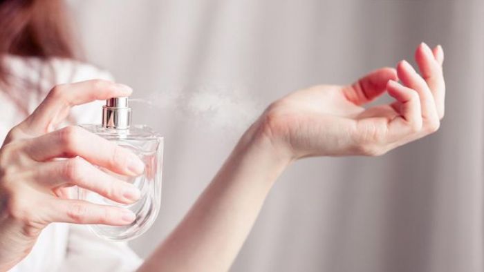 Hindari Menggosok Parfum di Kulit, Simak Alasannya Hindari Menggosok Parfum di Kulit, Simak Alasannya