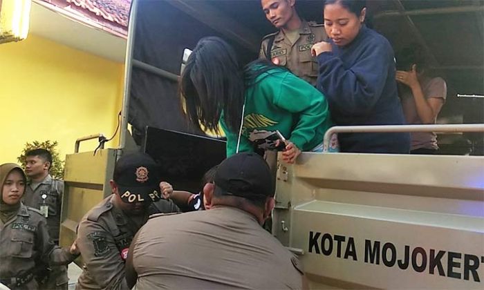 Razia Kos-Kosan, Satpol PP Mojokerto Amankan 4 Pasangan Diduga Mesum dan Wanita Bertato