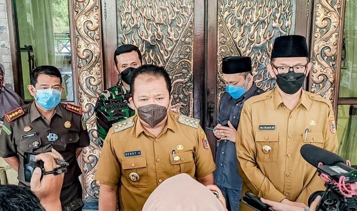 Bupati Hendy Instruksikan Jajarannya Selalu Awasi Kepatuhan Prokes Warga Bupati Hendy Instruksikan Jajarannya Selalu Awasi Kepatuhan Prokes Warga