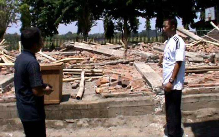 Gedung Olahraga SMPN 2 Prambon Nganjuk Roboh Dihantam Puting Beliung Gedung Olahraga SMPN 2 Prambon Nganjuk Roboh Dihantam Puting Beliung