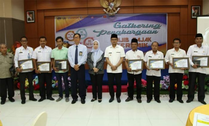 KPP Pratama Bangkalan Berikan Penghargaan untuk Wajib Pajak Terbaik KPP Pratama Bangkalan Berikan Penghargaan untuk Wajib Pajak Terbaik