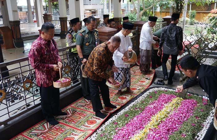 Kunjungi Ponpes Tebuireng Jombang, Menhan Minta Ulama dan Santri Terus Jaga NKRI Kunjungi Ponpes Tebuireng Jombang, Menhan Minta Ulama dan Santri Terus Jaga NKRI