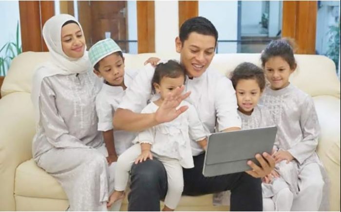 Tak Mudik Lebaran, Wali Kota Kediri Lepas Rindu dengan Silaturahim Virtual, Berikut Kesannya Tak Mudik Lebaran, Wali Kota Kediri Lepas Rindu dengan Silaturahim Virtual, Berikut Kesannya