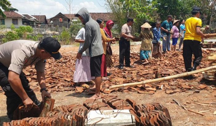 Hujan Lebat dan Angin Kencang Robohkan Dua Rumah di Ngluyu Nganjuk