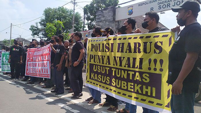 FRMJ Demo, Kapolda Jatim Diminta Segera Tangkap Putra Kiai Tersangka Pencabulan di Jombang FRMJ Demo, Kapolda Jatim Diminta Segera Tangkap Putra Kiai Tersangka Pencabulan di Jombang