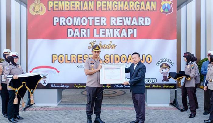 Kapolresta Sidoarjo Terima Tiga Penghargaan Promoter 2019 Kapolresta Sidoarjo Terima Tiga Penghargaan Promoter 2019