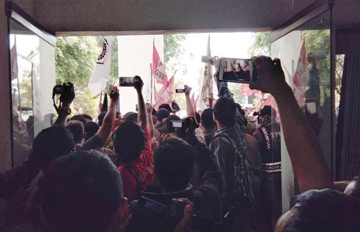 Demo Penolakan Proyek SPAM Umbulan di DPRD Pasuruan Berlangsung Ricuh Demo Penolakan Proyek SPAM Umbulan di DPRD Pasuruan Berlangsung Ricuh