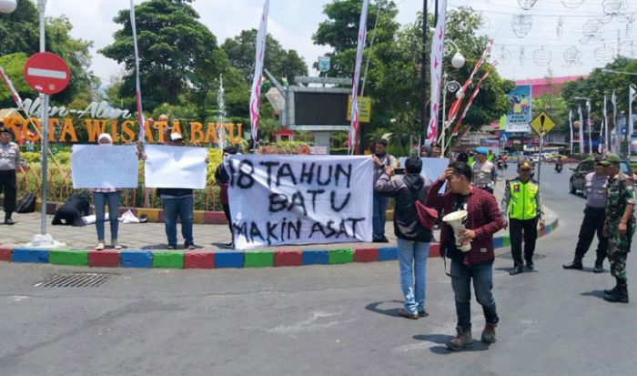 Peringati 18 Tahun Kota Batu, AMKB Demo Tolak Raperda RTRW, Dianggap Pesanan Pengusaha Peringati 18 Tahun Kota Batu, AMKB Demo Tolak Raperda RTRW, Dianggap Pesanan Pengusaha