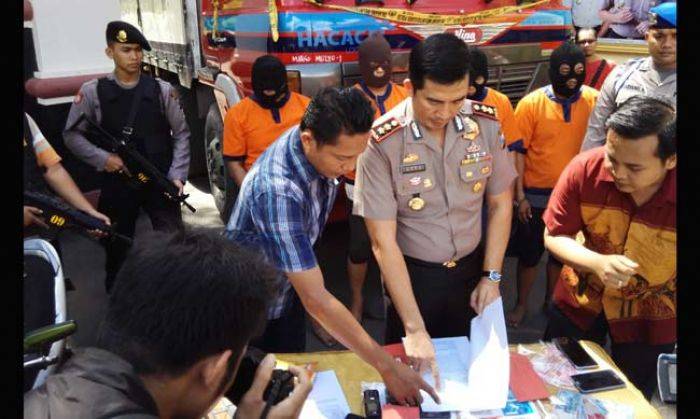 Gelapkan 25 Ton Tepung, 4 Karyawan PT HSA Dibekuk Gelapkan 25 Ton Tepung, 4 Karyawan PT HSA Dibekuk