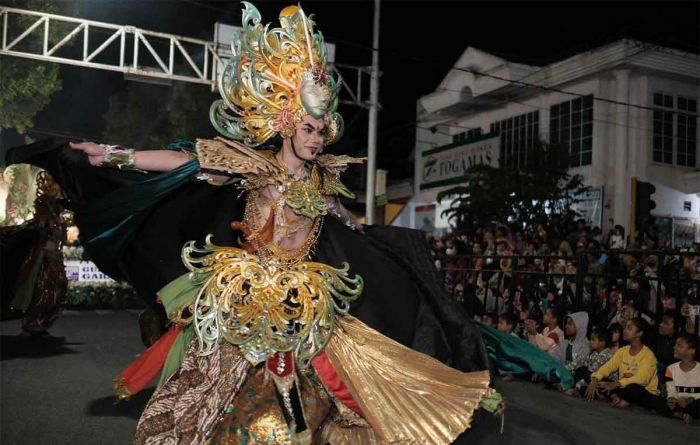 Kontingen Gudang Garam Tebarkan Cahaya Bunga Matahari di Kediri Night Carnival Kontingen Gudang Garam Tebarkan Cahaya Bunga Matahari di Kediri Night Carnival