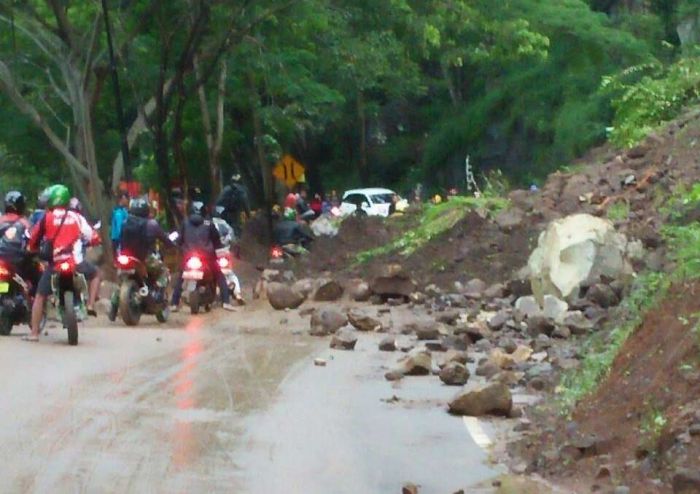 Longsor di Pucanganak, Jalur Trenggalek - Ponorogo Ditutup Longsor di Pucanganak, Jalur Trenggalek - Ponorogo Ditutup