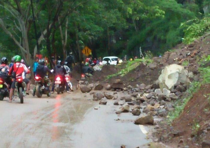 Longsor di Pucanganak, Jalur Trenggalek - Ponorogo Ditutup