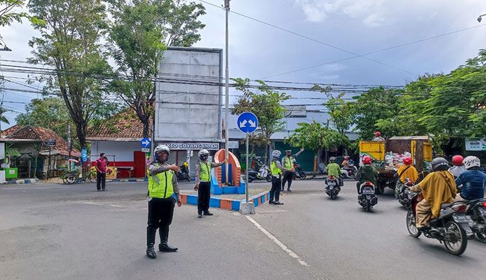 Satlantas Polres Pamekasan Gelar Survei dan Simulasi Rekayasa Pengalihan Arus Lalu Lintas Satlantas Polres Pamekasan Gelar Survei dan Simulasi Rekayasa Pengalihan Arus Lalu Lintas