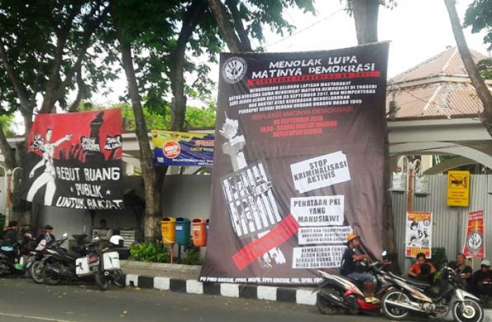 Komisi III DPRD Gresik Pesimis Proyek Revitalisasi Alun-alun Rampung 15 November Komisi III DPRD Gresik Pesimis Proyek Revitalisasi Alun-alun Rampung 15 November