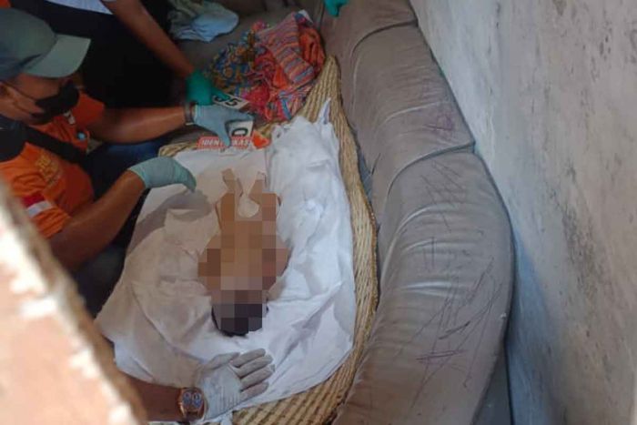 Terungkap! Ayah dan Anak di Sukolilo Surabaya Terlibat Hubungan Gelap hingga Lahirkan Bayi Terungkap! Ayah dan Anak di Sukolilo Surabaya Terlibat Hubungan Gelap hingga Lahirkan Bayi