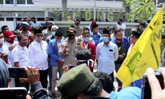 Dikawal Kapolres Langsung, Demo Tolak UU Cipta Kerja Mahasiswa di Ngawi Berlangsung Tertib Dikawal Kapolres Langsung, Demo Tolak UU Cipta Kerja Mahasiswa di Ngawi Berlangsung Tertib
