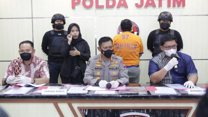 Mengaku Bisa Masukkan Taruna Akpol, Tarif Miliaran Rupiah, Warga Surabaya Diringkus Polda Jatim Mengaku Bisa Masukkan Taruna Akpol, Tarif Miliaran Rupiah, Warga Surabaya Diringkus Polda Jatim
