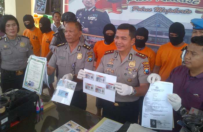 Jaringan Pembuat SIM, KTP, SKCK, dan Ijazah Palsu di Mojokerto Digulung Jaringan Pembuat SIM, KTP, SKCK, dan Ijazah Palsu di Mojokerto Digulung